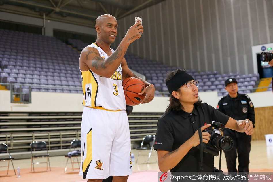 镜头后的马布里眼神专注，正在寻找最佳角度捕捉队友的帅气瞬间，神情比专业摄影师还要投入。