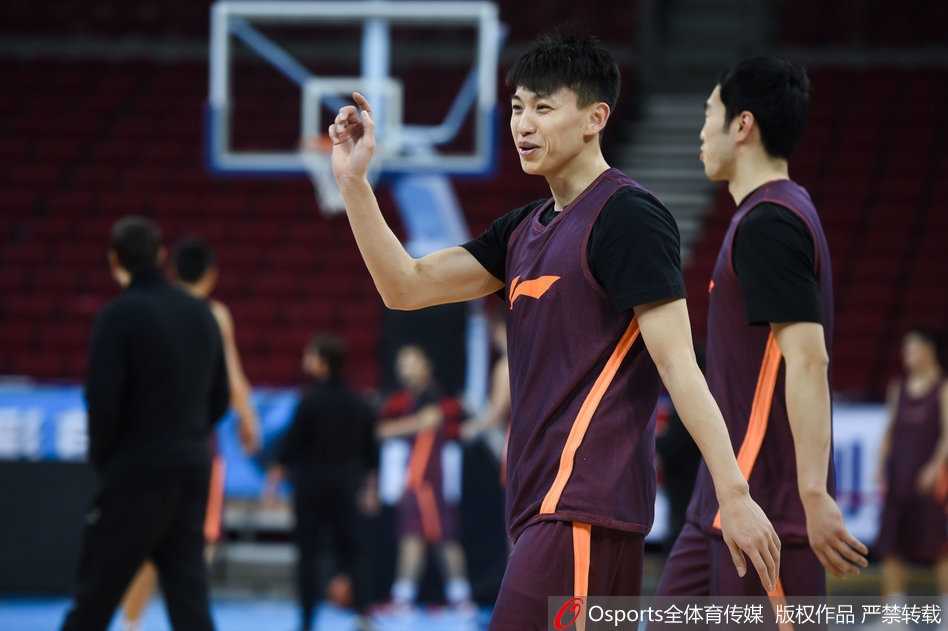 京城期待终得回响 伤愈归来的刘晓宇与他的浴火重生 赛前热身环节,刘晓宇进行拉伸训练,身体线条舒展,预示着那个球场上的灵动大脑即将全面复苏