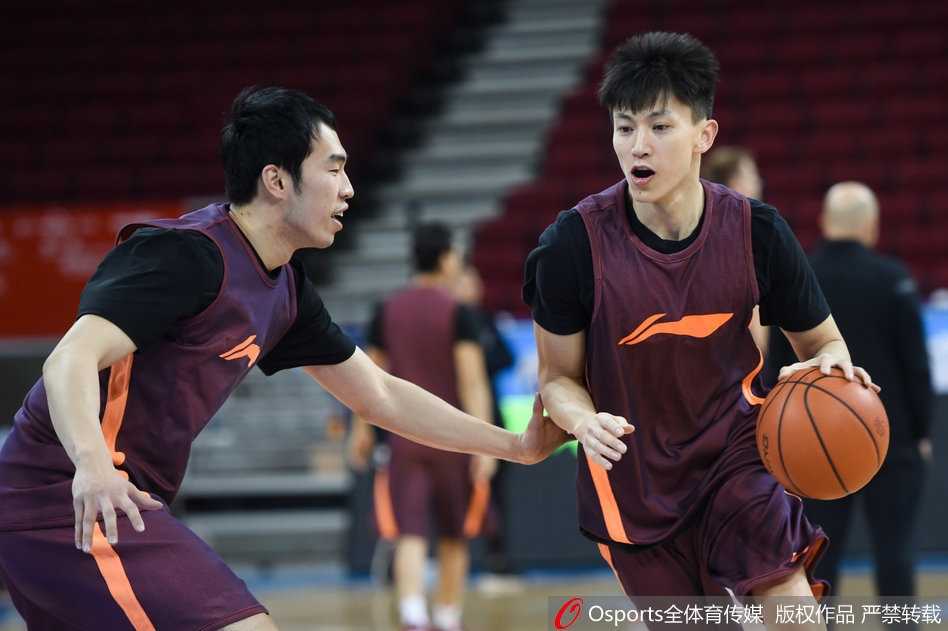 京城期待终得回响 伤愈归来的刘晓宇与他的浴火重生 队友们在场上进行高强度的战术演练,场下的刘晓宇若有所思,他在用头脑模拟着即将归来的比赛节奏