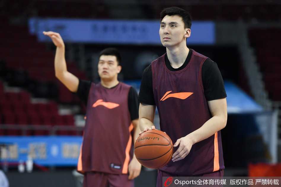 京城期待终得回响 伤愈归来的刘晓宇与他的浴火重生 训练结束后的刘晓宇面带微笑,与队友轻松交流,这一刻的温暖氛围凝聚了全队对未来的共同信念