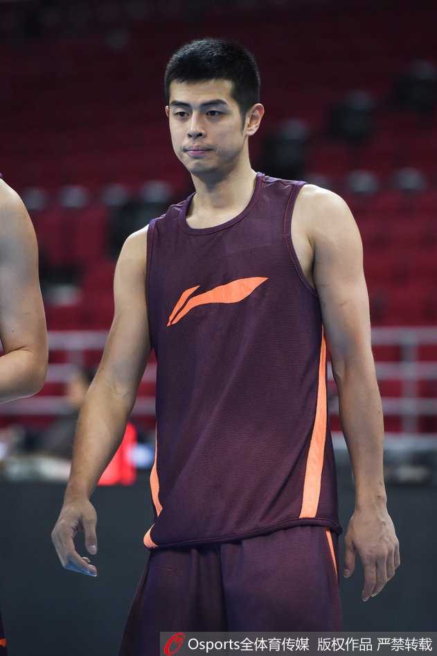 京城期待终得回响 伤愈归来的刘晓宇与他的浴火重生 训练场边,刘晓宇低头调整着球鞋,这个简单的动作背后是克服了漫长伤病期后重返赛场的坚定步伐