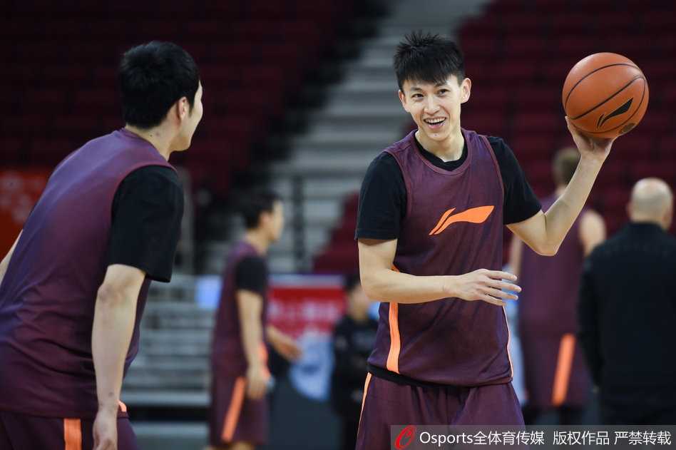 京城期待终得回响 伤愈归来的刘晓宇与他的浴火重生 在灯光聚焦的赛前训练场上,伤愈归队的刘晓宇神情专注,眼神中透露出对赛场无尽的渴望与回归后的坚毅