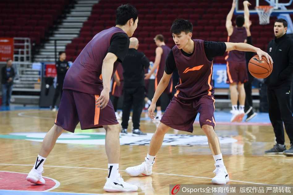 京城期待终得回响 伤愈归来的刘晓宇与他的浴火重生 训练中的刘晓宇汗水浸湿了衣衫,每一次运球和跳跃都是对伤愈后身体机能的严峻考验与自信心的重塑