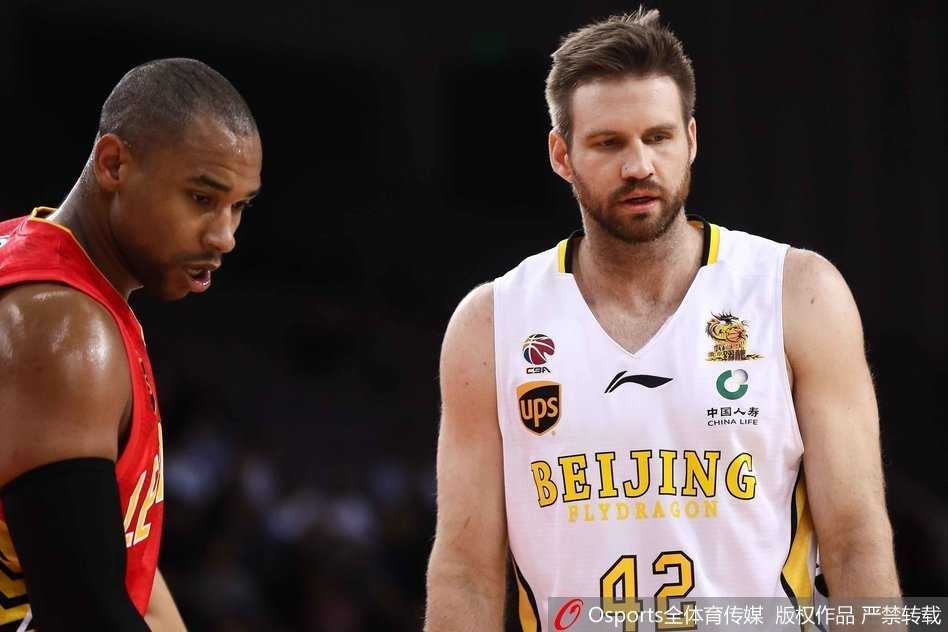 京城激战最后时刻惜败,北控双外援神勇难阻深圳四连胜 阿巴斯拼尽全力高高跃起,在与对方内线的篮板球争夺中展现出惊人的弹速和拼劲