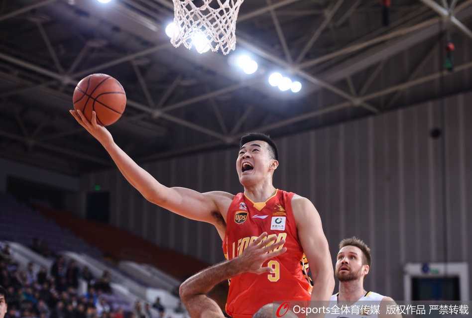 京城激战最后时刻惜败,北控双外援神勇难阻深圳四连胜 终场哨响,马布里脸上写满了不甘与无奈,抬头望向大屏幕上的比分,这一刻的落寞与之前的拼劲形成鲜明对比