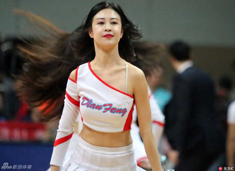 啦啦宝贝们身着闪亮队服背对镜头，身姿挺拔动感，手中花球随音乐节奏飞扬