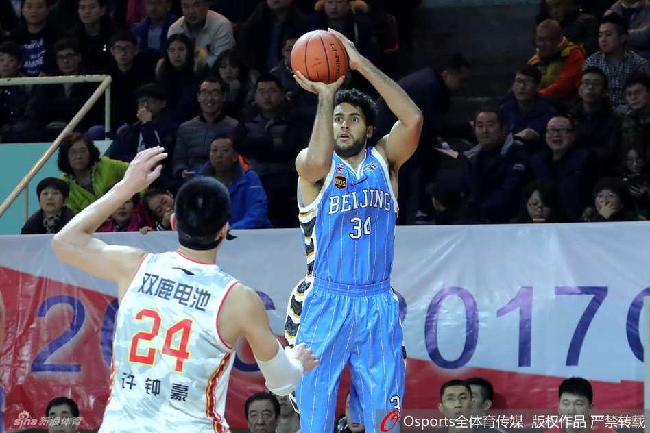 方硕在严密防守下失去重心，仍凭借超强手感完成高难度上篮