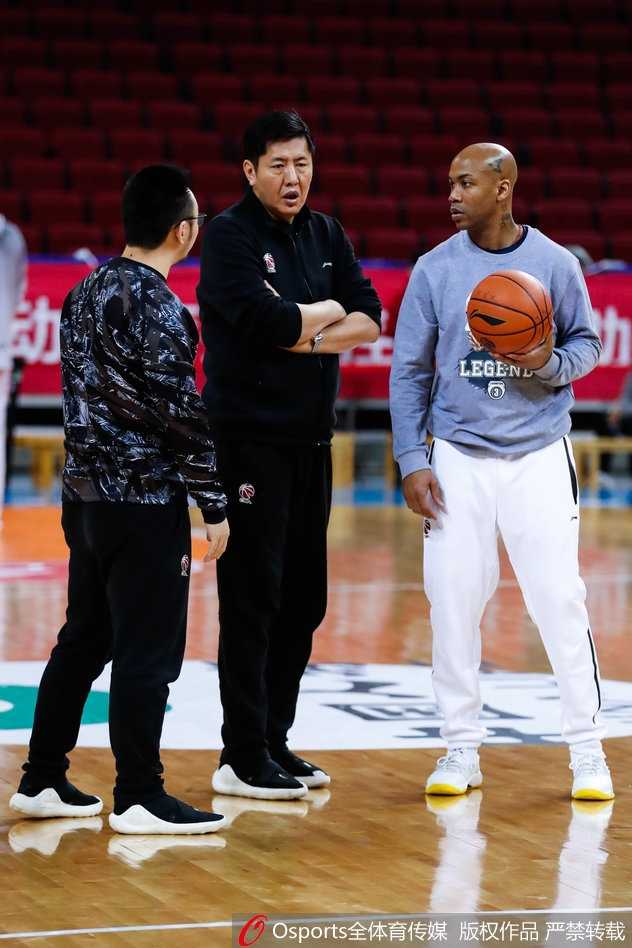 眼神坚毅的马布里在训练中运球穿越全场，仿佛穿越了时光，依旧犀利。