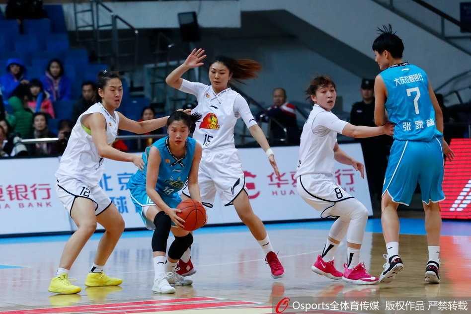 福尔斯在篮下犹如定海神针，面对防守轻舒猿臂将球放入篮筐，对手望球兴叹