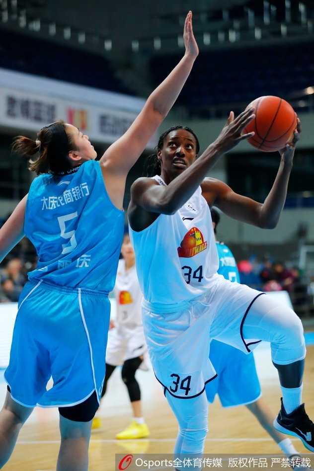 大庆球员张家赫空中对抗后失去平衡，依然奋力将球抛出，摔倒在地仍紧盯篮筐