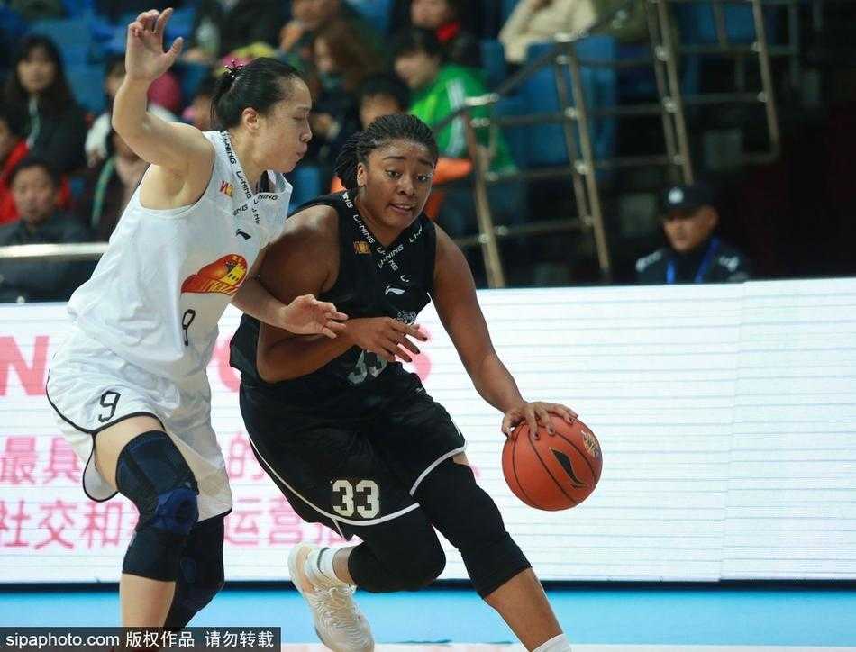 中场休息时，功勋队长孙晓雨眼含热泪，向全场支持她的球迷挥手告别，旁边的队友们眼泛泪光，用最热烈的掌声为这位老战友送上最深的祝福。