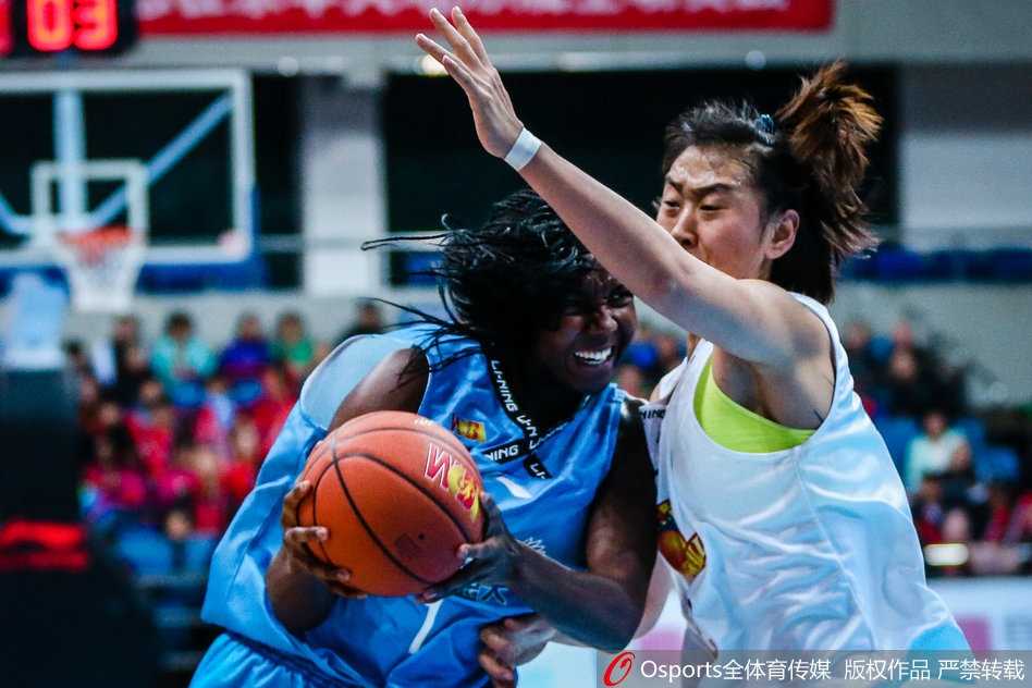 邵婷在三人包夹的缝隙中强行突破，身形舒展犹如一把利刃直插对手心脏，场边的观众纷纷起立为她这次精彩的进攻喝彩。