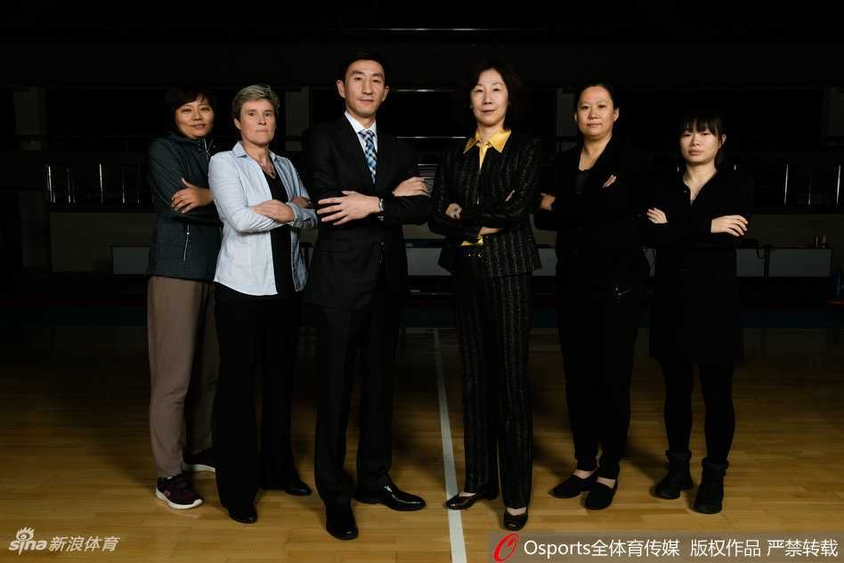 年轻队员齐钰在热身中专注拉伸，稚嫩的面孔下是渴望为球队贡献力量的决心。