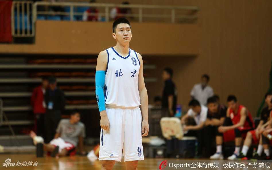 方硕如利刃般撕裂防线，轻舒猿臂完成上篮，瞬间点燃北京队攻势
