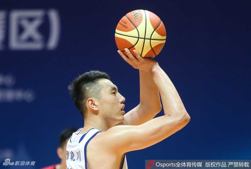 孙悦场边目光坚毅神情沉稳，虽面无表情却自带气场，静待上场掌控全局