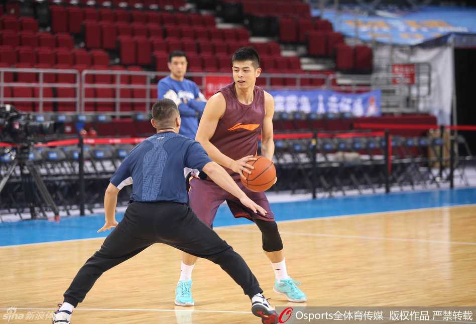 “方硕接受闵鹿蕾的一对一特训，师徒二人聚精会神，细节之处尽显北京篮球的传承与严谨。”