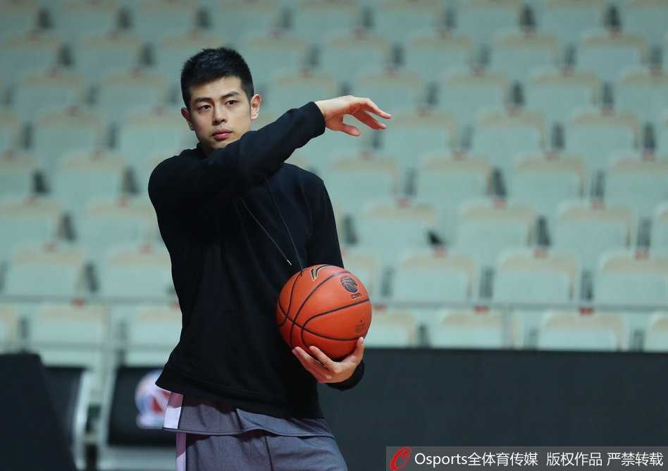 在体能教练的陪同下，汉密尔顿进行着核心力量的强化训练，汗水浸透了他的训练服，这位兢兢业业的大个子希望在晚上的肉搏战中守护好球队的禁区。