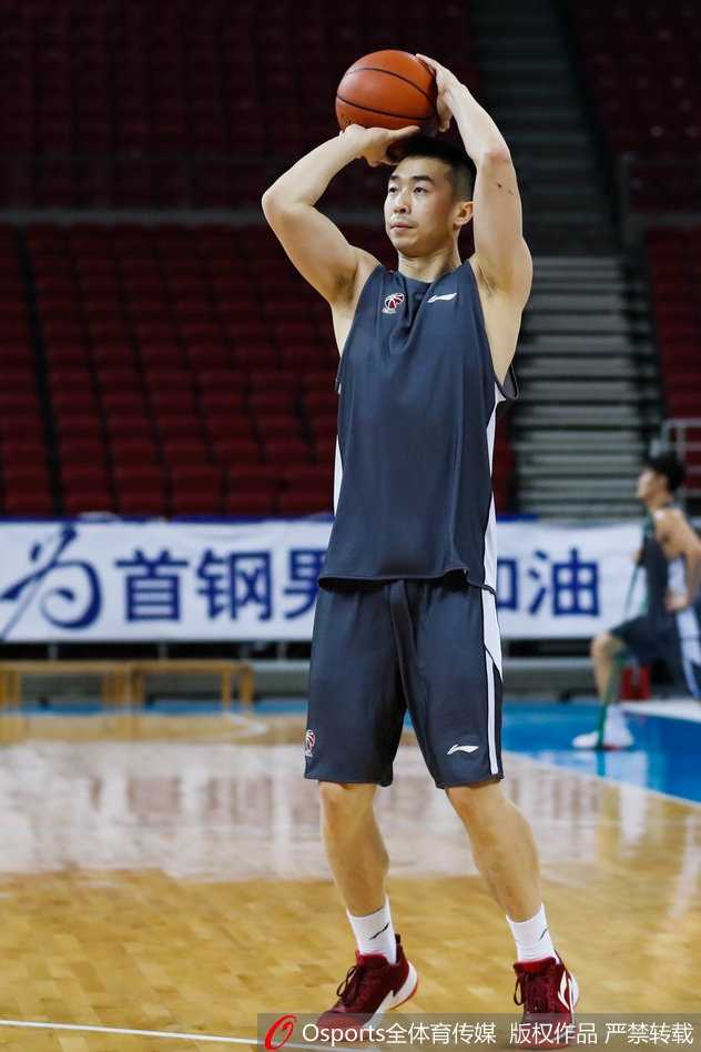 京城男篮静候季后赛首战 方硕率队苦练投篮 方硕在底角稳稳命中一记三分,旁边的队友立刻送上鼓励的呼喊,团队的凝聚力体现在每一个细节中。