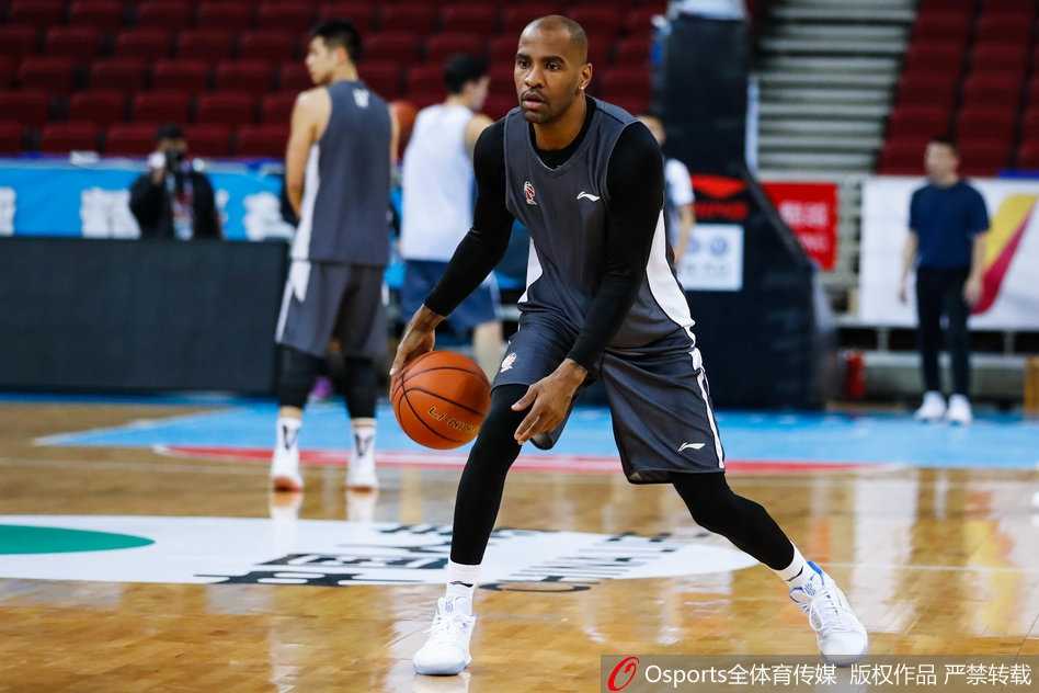 京城男篮静候季后赛首战 方硕率队苦练投篮 核心后卫方硕在训练中眼神专注,手中的篮球仿佛与身体融为一体,每一次出手都带着季后赛的坚决。