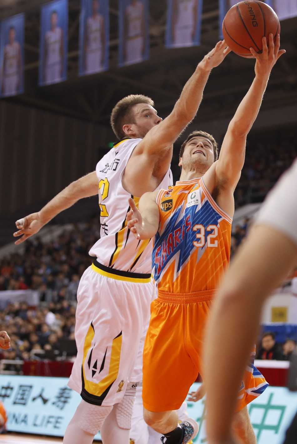 阿巴斯在乱军中高高跃起，修长的手臂在空中划出优美的弧线，将篮板球稳稳摘下，这一瞬间，他是球场上最高的山峰。