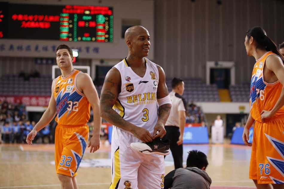 终场哨响，北控队员紧紧拥抱在一起，马布里高举手臂握紧拳头，怒吼声响彻奥体中心，庆祝这场死里逃生的胜利。