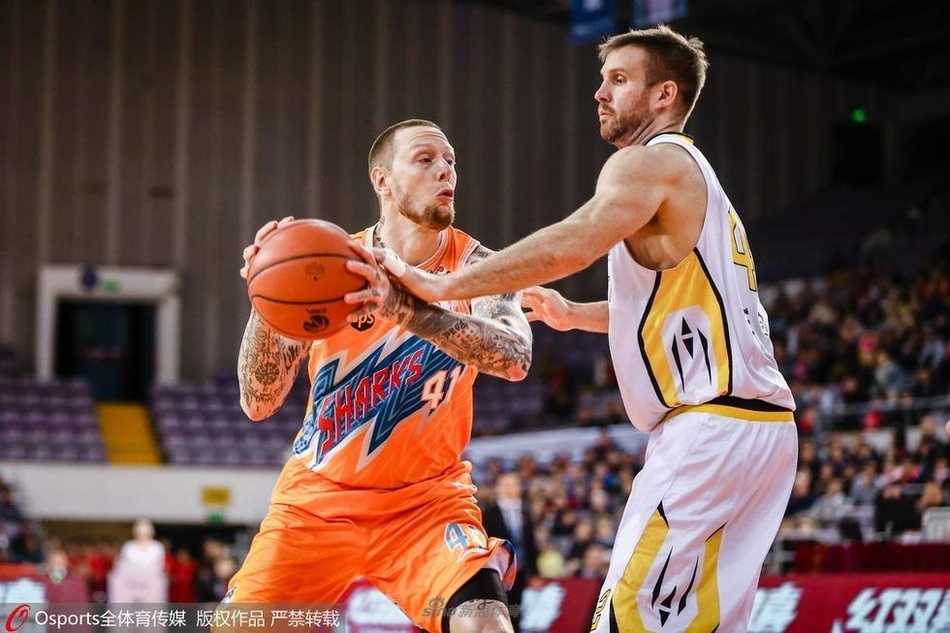 兰多夫遭遇上海双人包夹，肌肉碰撞的火花四溅，他如同野兽般强行出手