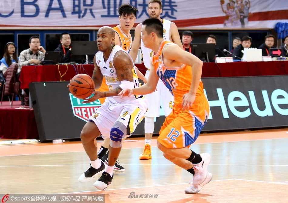 杨敬敏高高跃起外线发炮，皮球离开指尖的瞬间，他的眼神已提前宣告三分命中