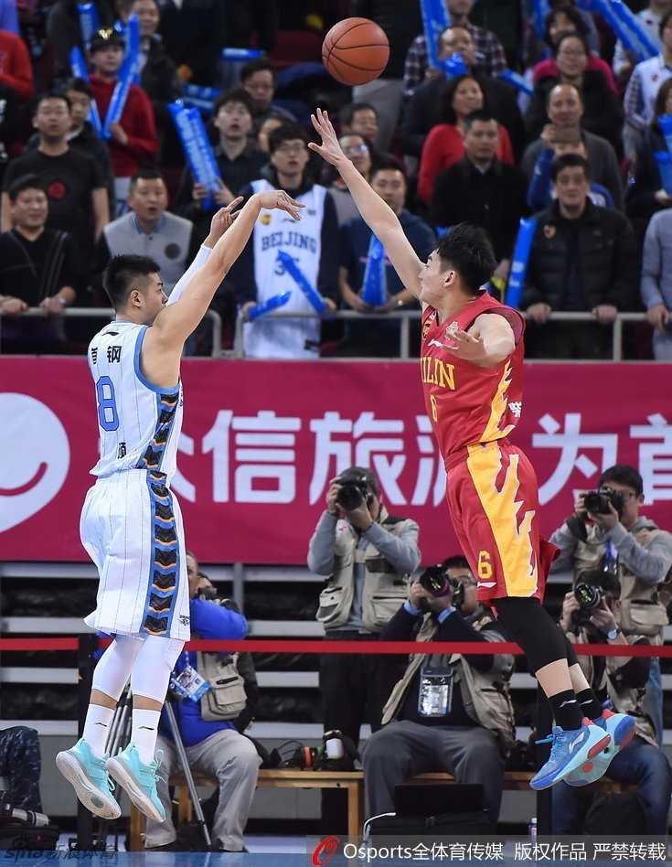 京城指挥官方硕在严密防守下急停干拔，篮球带着旋转划出完美弧线。