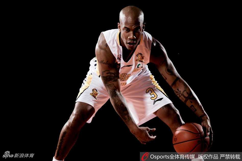 马布里身披北控战袍，眼神坚毅深邃，仿佛在凝视着那个即将由自己书写的传奇终章。