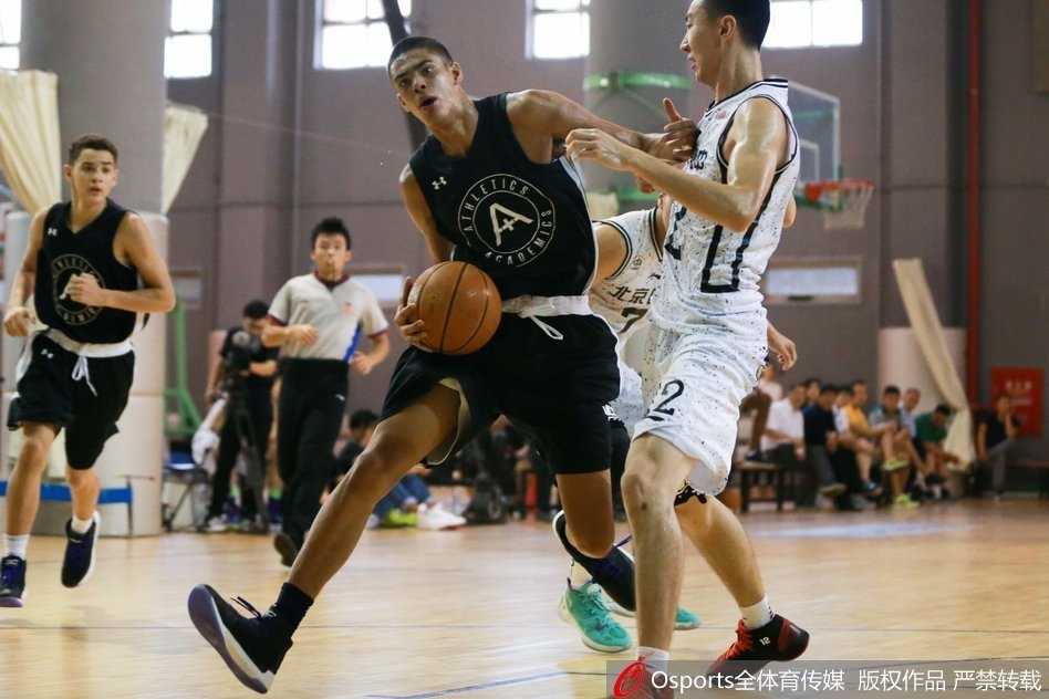 终场哨响，美国联队球员与北京四中球员互相拥抱致意，胜者拍着败者的肩膀说着鼓励的话，青春的脸庞上写满了对对手的尊重和友谊的真诚。