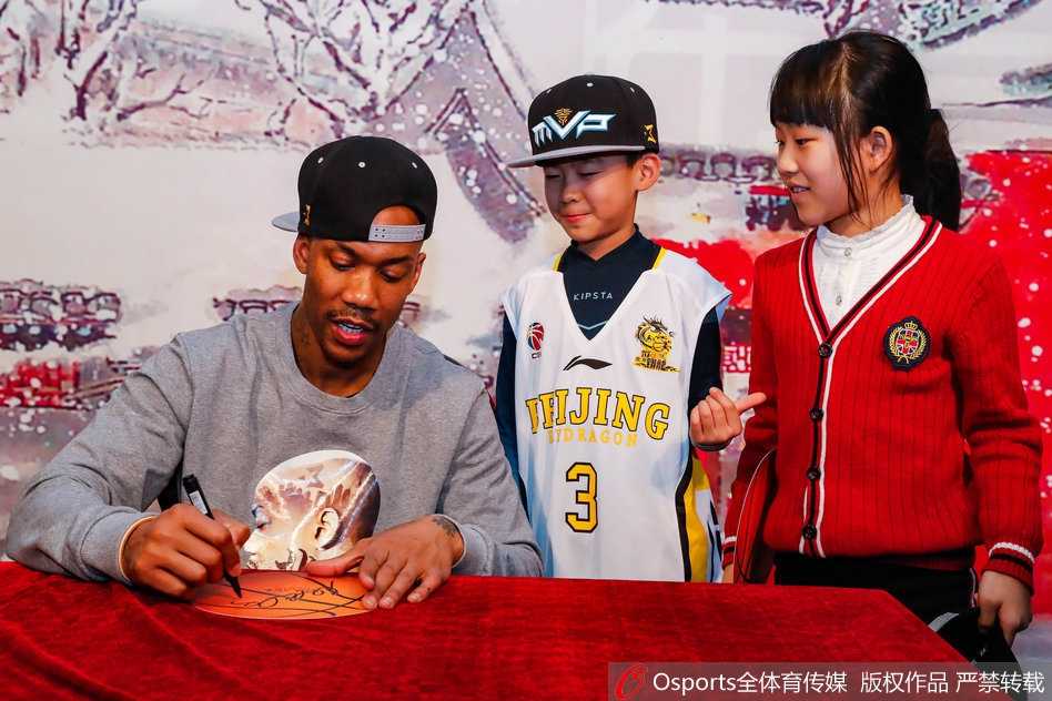 活动结束后，马布里手捧一件巨大的球迷签名T恤向全场展示，T恤上写满了密密麻麻的祝福语，他笑容灿烂，仿佛在向所有人宣告，虽然退役了，但他与北京球迷的爱永不落幕。