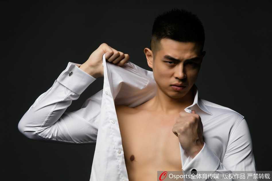 方硕身着训练裤坐于场边，放松状态下腹部依然没有赘肉，大腿肌肉线条粗壮有力，尽显运动员本色