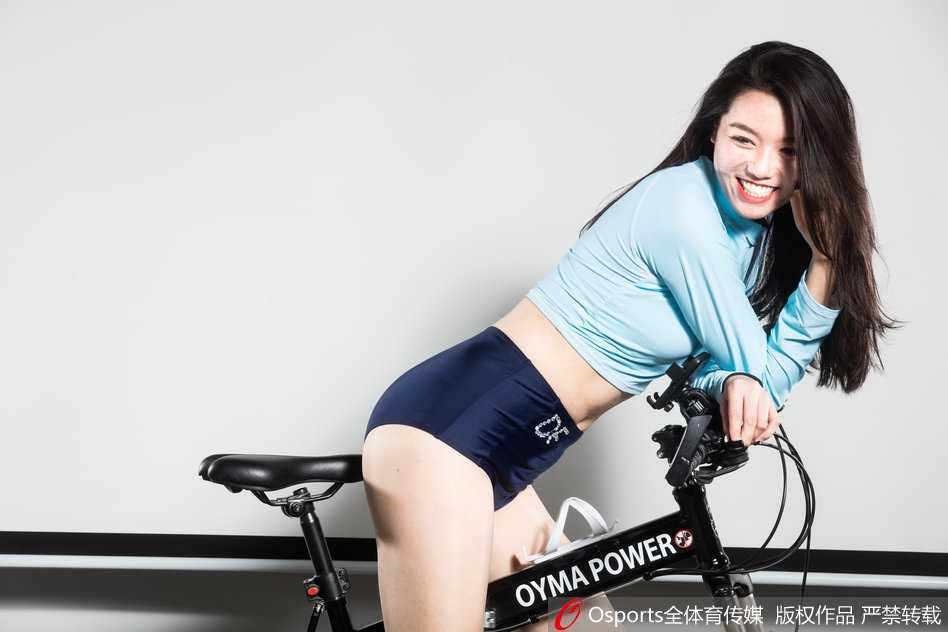 京城篮球宝贝的动感瞬间:单车之上,绽放青春热力 阳光洒落肩头,啦啦队员身穿亮眼红色热裤,在单车上侧身回眸,修长双腿线条流畅,仿佛下一秒就要蹬车飞驰。