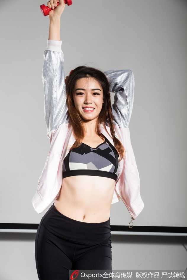 京城篮球宝贝的动感瞬间:单车之上,绽放青春热力 她单脚点地,轻松地坐在单车横梁上,热裤勾勒出动人曲线,背景的绿意更衬托出这份属于秋日的飒爽与明媚。