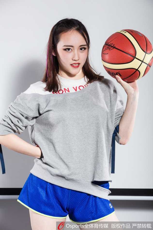 京城篮球宝贝的动感瞬间:单车之上,绽放青春热力 特写镜头下,精致的妆容与坚定的眼神相得益彰,背景中的单车把手虚化成影,突出了人物由内而外散发的迷人气质。