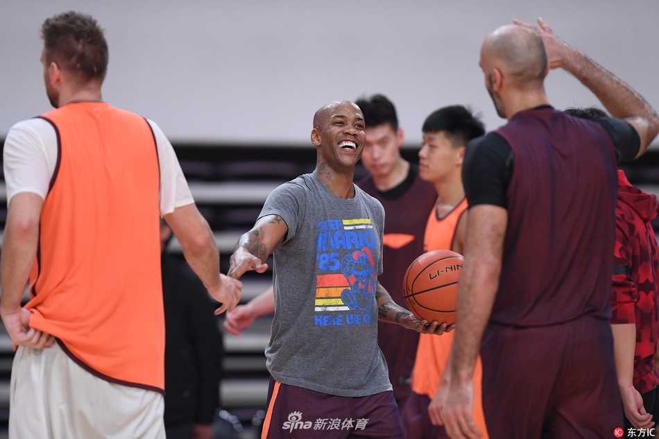 前亚洲第一中锋哈达迪在训练中遭遇包夹，内线对抗激烈火花四溅