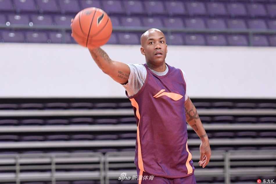 北控众将目光如炬，新援亮相训练场，气氛热烈而专注