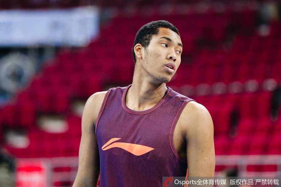 方硕神情专注，在训练中稳稳出手跳投，举手投足间尽显核心球员的从容与担当。