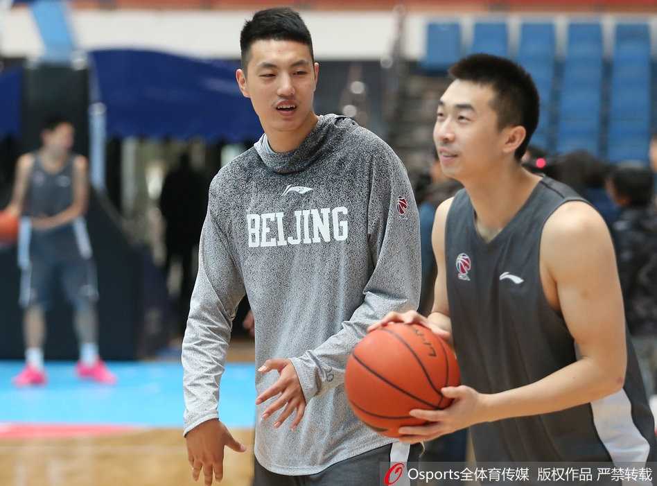 北京队训练场上，球员们正在进行激烈的分组对抗，皮球飞速传导，场边的教练组聚精会神地观察着每一个战术跑位