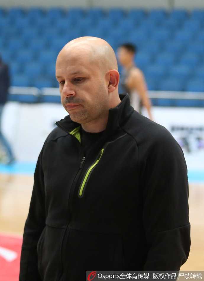 夕阳透过训练馆的窗户，洒在整齐摆放的篮球上，金色的余晖仿佛预示着北京首钢即将迎来的崭新黎明