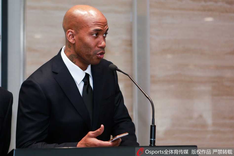 主帅丁伟在仪式上面授机宜，马布里与兰多夫等队友认真聆听，这一刻没有巨星与角色球员之分，只有为共同目标而努力的团队。