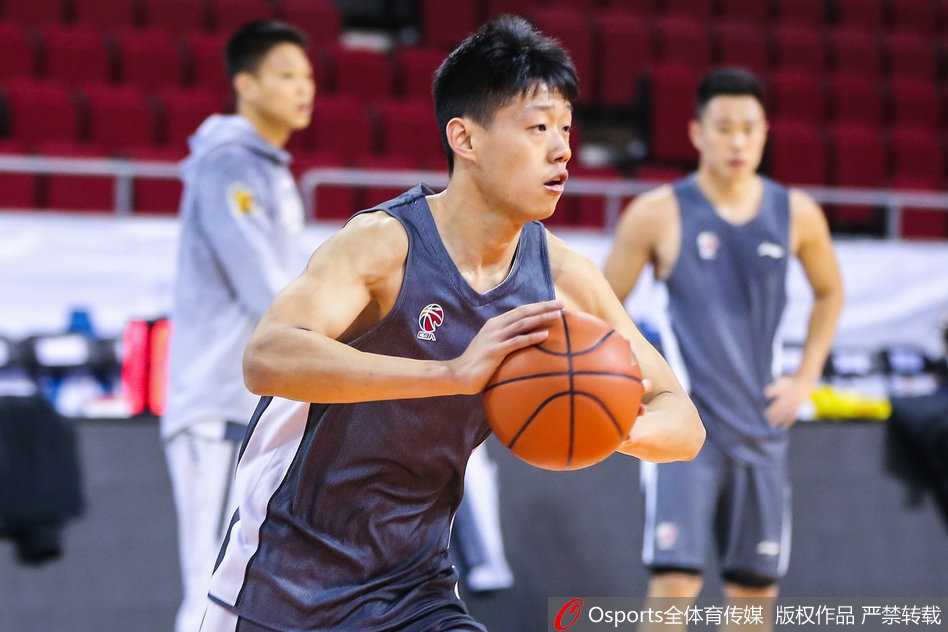 老马双手扶膝，目光深邃地望向远处，仿佛在穿越眼前的训练馆，预见夜晚与新疆飞虎的惨烈厮杀。