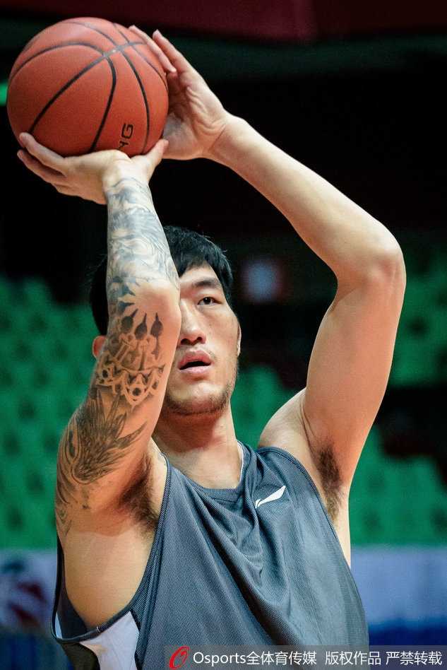 一个穿着蓝色卫衣的小男孩正举着手机与马布里自拍，老马配合地微微侧头，他的侧脸线条刚毅，身后的训练器材和队友虚化成了背景板。