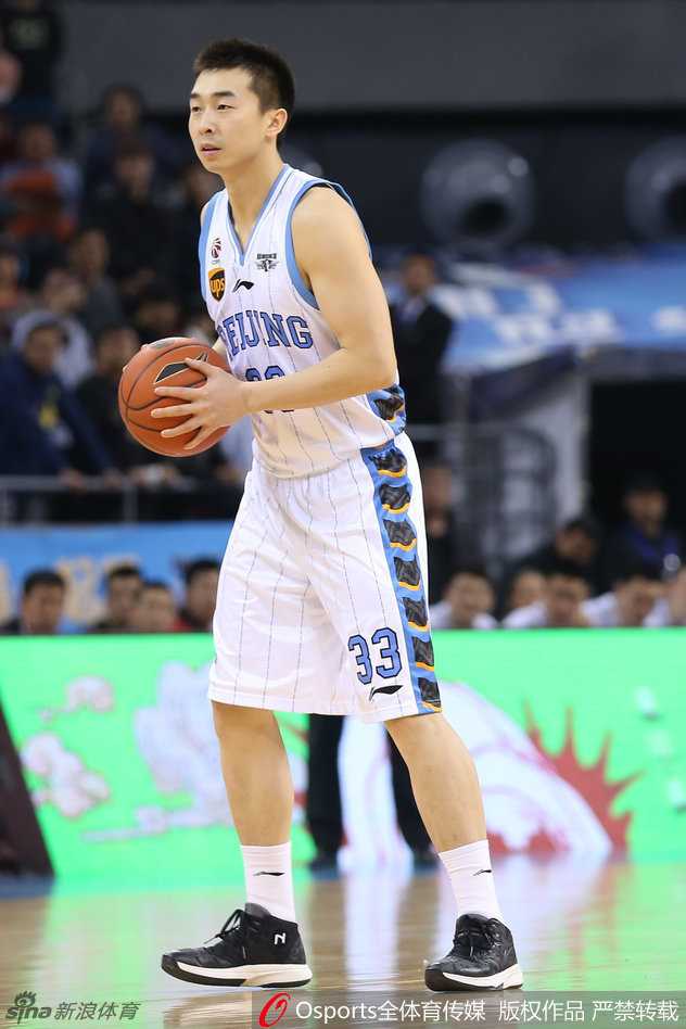 吉喆在三分线外从容出手,篮球在空中划过一道完美的弧线,稳稳向篮筐飞去