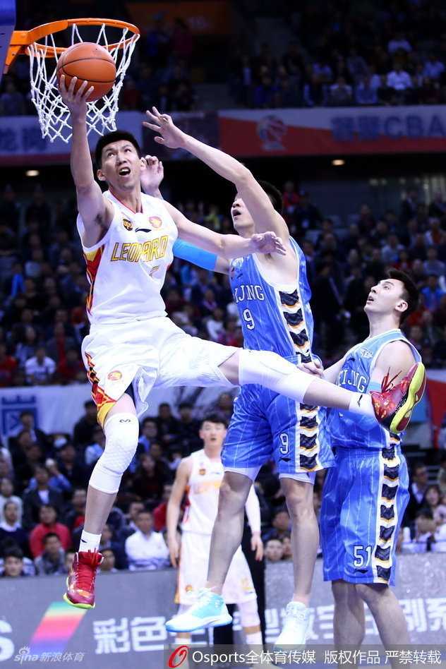 张凯在身体对抗后失去重心，依然凭借柔和的手感完成了一记不可思议的反手上篮。