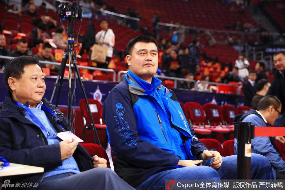 京城篮球盛宴:新星闪耀时与传奇的场边凝视 “寂寞大神”弗雷戴特穿着休闲卫衣现身看台,这位三分神射手的场外观战,似乎也在暗中观察着对手,为即将到来的三分大赛积蓄着能量。