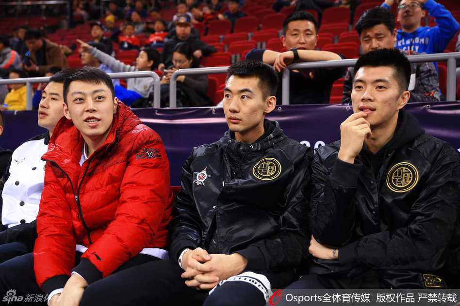 京城篮球盛宴:新星闪耀时与传奇的场边凝视 聚光灯下,孙铭徽投中准绝杀后握拳怒吼,脸上是难以掩饰的激动与霸气,这一晚他用表现证明了MVP的含金量,也为自己的全明星之旅开了一个好头。