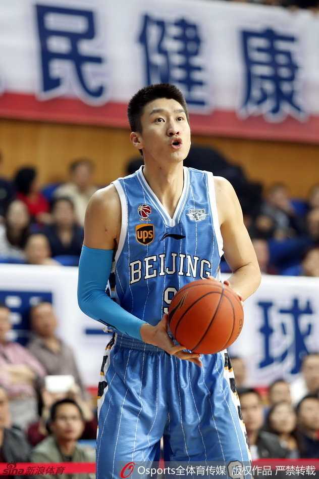 杰瑞特在人群中强行突破，如战车般碾入禁区，面对高高跃起的防守者，他无所畏惧，只为撕开对手的防线。