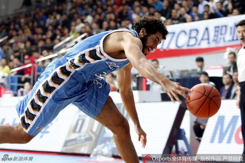 方硕如离弦之箭般扑向场外，在球即将出界的刹那奋力一拨，飞扬的尘土见证着他为守护球权付出的全部努力。