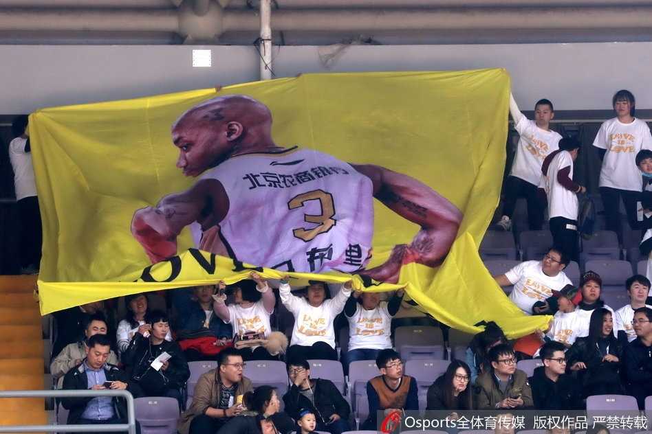 京城篮球英雄的新篇章:马布里率领北控首胜山东燃爆奥体 在北京北控队的主场奥体中心,一面巨大的马布里海报在看台上铺展开来,这片专属看台的球迷们统一身着白色助威T恤,仿佛在用这片白色的海洋向他们的英雄致敬,宣告这里是属于马布里的新领地。